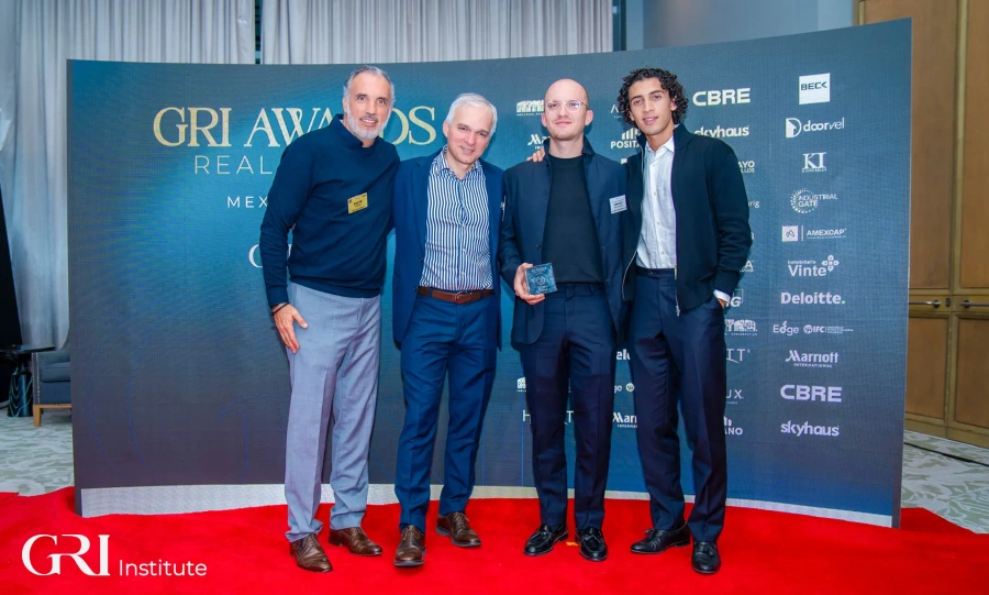 Attendees of GRI Awards Real Estate Mexico 2025 on the backdrop